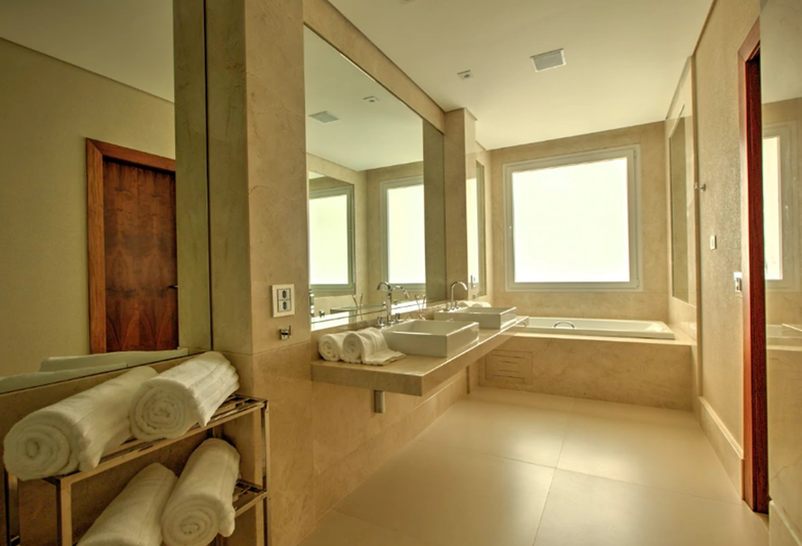 Crystal Vista Jardim: Banheiro com jacuzzi e ducha dupla