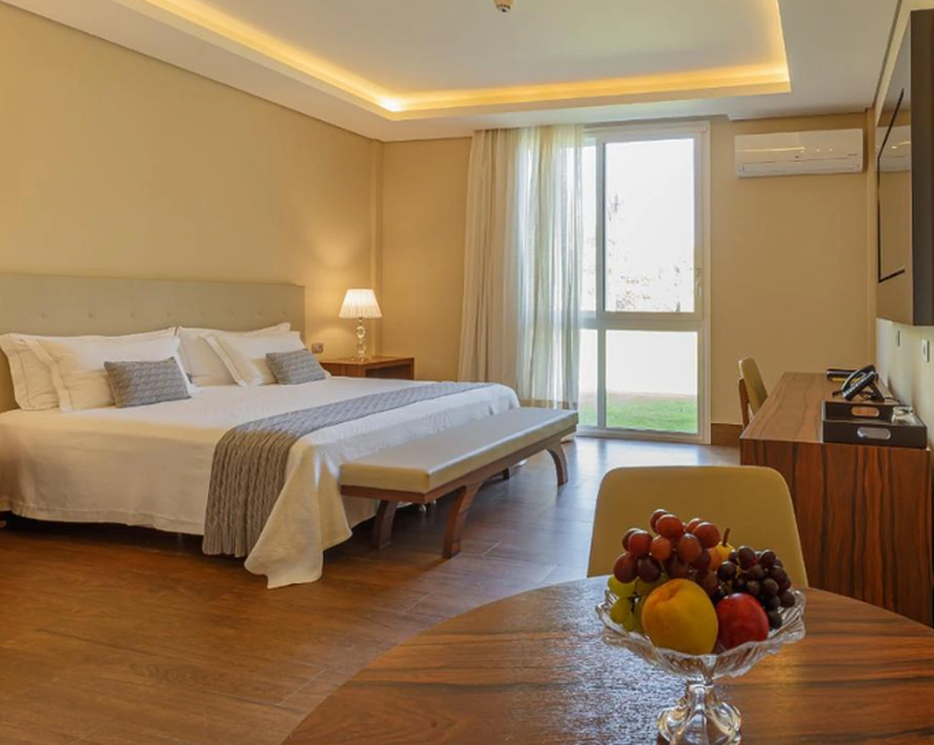 Deluxe Silver: Quarto com cama king e área de estar