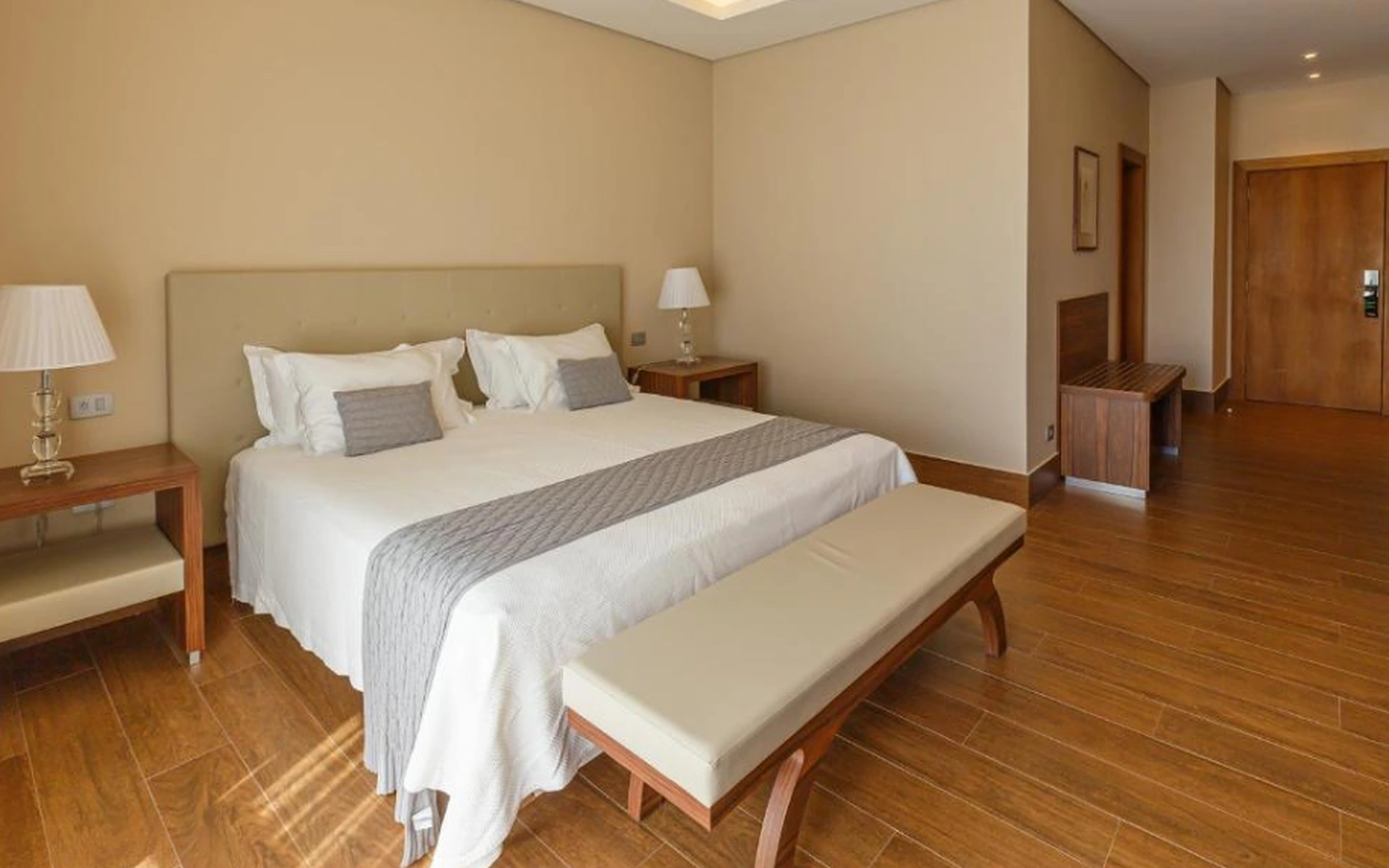 Deluxe Silver: Quarto com cama king