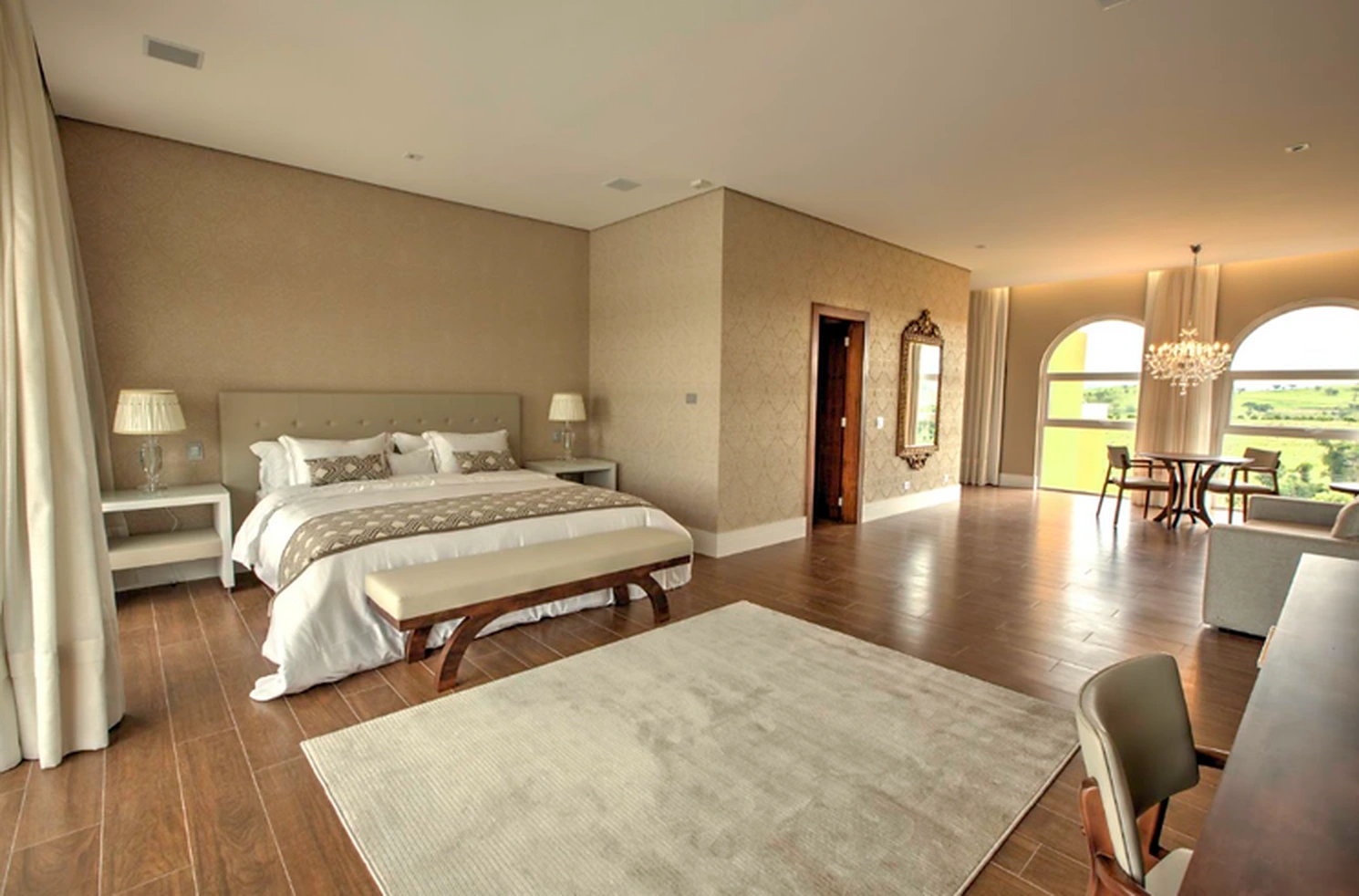 Golden Vista Piscina: Quarto com cama king