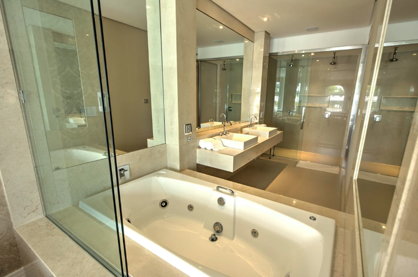 Golden Vista Piscina: Banheiro com banheira e ducha dupla