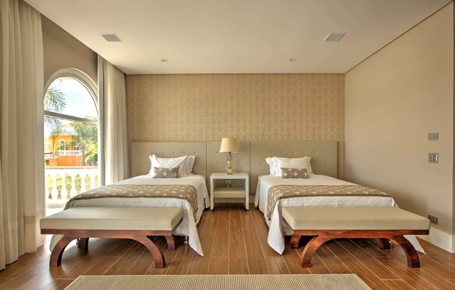 Golden Vista Piscina: Quarto com duas camas de casal
