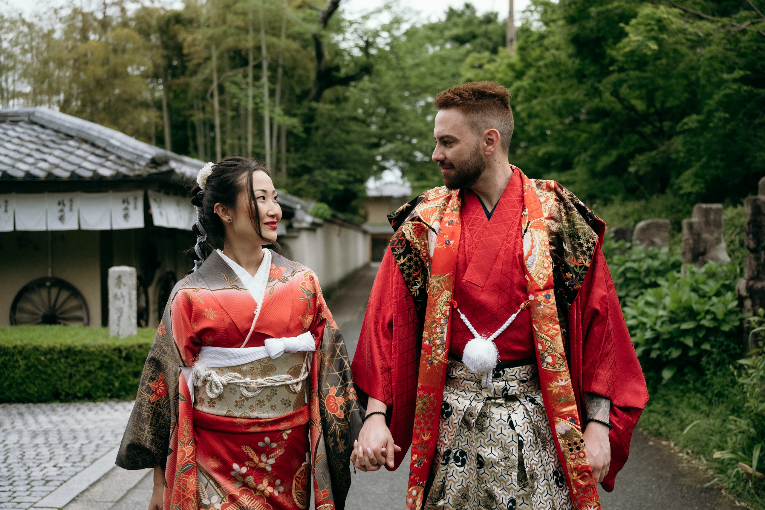 Felipe e Jeniffer usando kimonos vermelhos em Kyoto