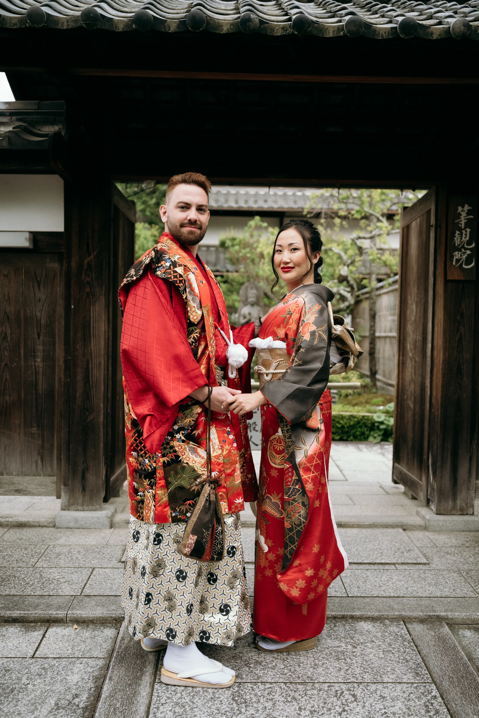 Felipe e Jeniffer usando kimonos vermelhos em Kyoto